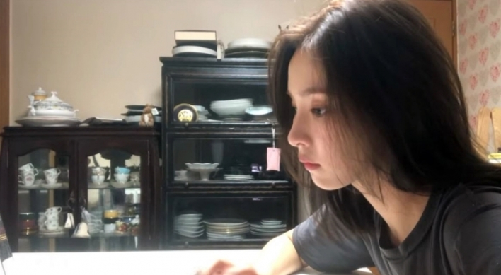 [Trending] Shin Se-kyung’s YouTube channel creates online buzz