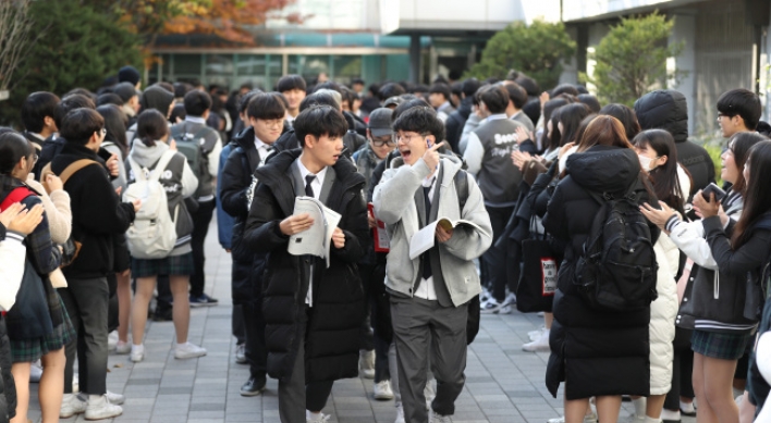 [Photo News] Koreans rally behind senior students before college entrance exam