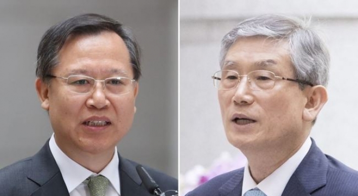 Prosecutors seek warrants for former top court justices, first in Korean history