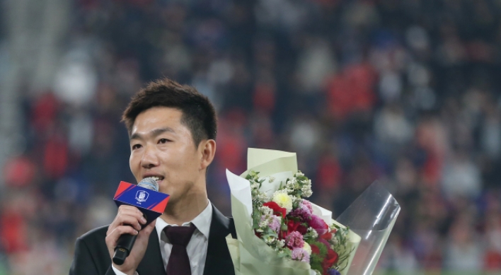 Ex-midfielder gets warm reception from S. Korean football fans in retirement ceremony