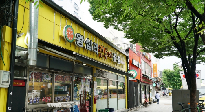 [Seoul Food Alley] Wangsimni Gopchang Street lures intestine lovers