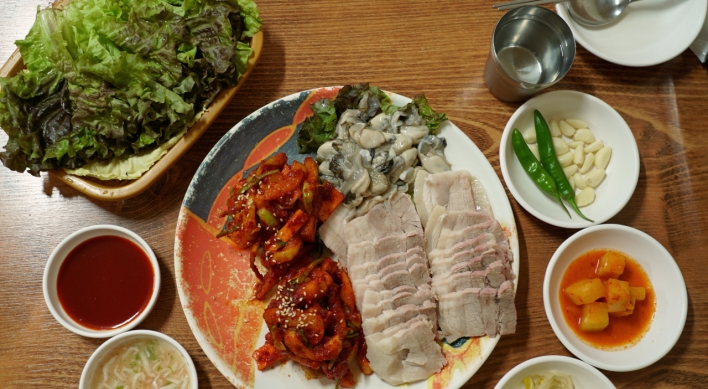 [Seoul Food Alley] Behind jewelry shops, pairing pork, kimchi and oysters in Jongno