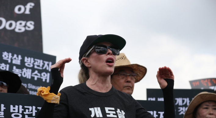 Kim Basinger joins demonstration against dog meat consumption in Seoul