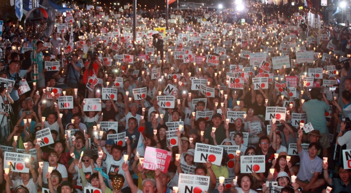 Koreans hold candlelight vigil to protest Abe government
