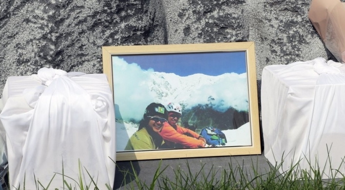 Moon expresses condolences as remains of 2 late climbers are returned home