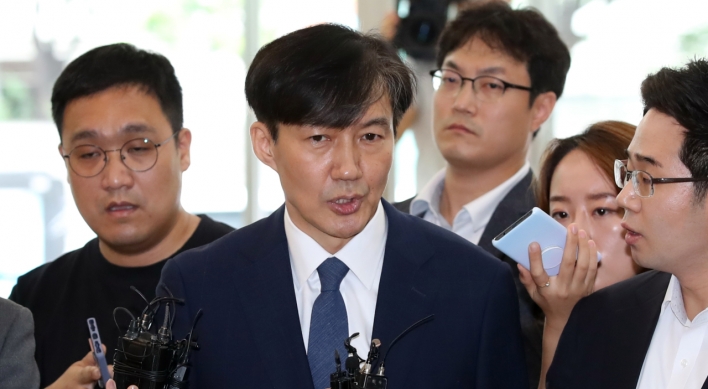 Cho Kuk apologizes over daughter, vows not to step down