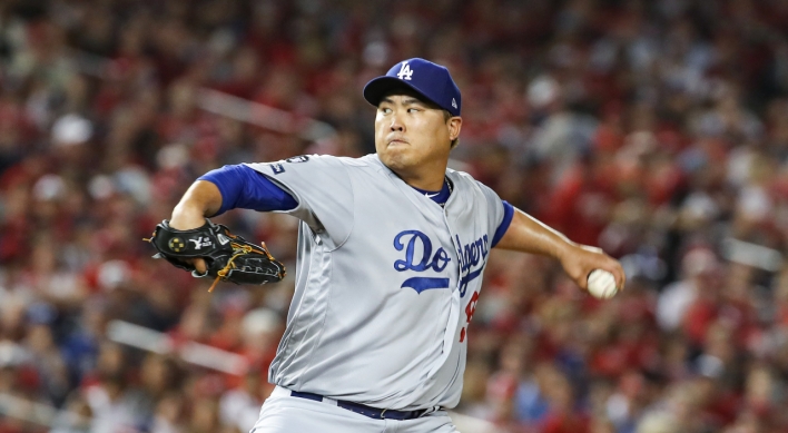 Dodgers' Ryu Hyun-jin wins NLDS Game 3 behind offensive outburst