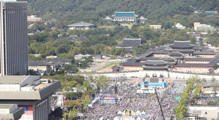 Conservatives dominate central Seoul, demand resignations of Moon, Cho