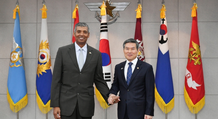 Defense minister meets with US Pacific Air Forces commander
