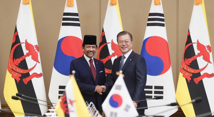 [ASEAN-Korea summit] Moon begins week of ASEAN diplomacy with Brunei, Singapore summits