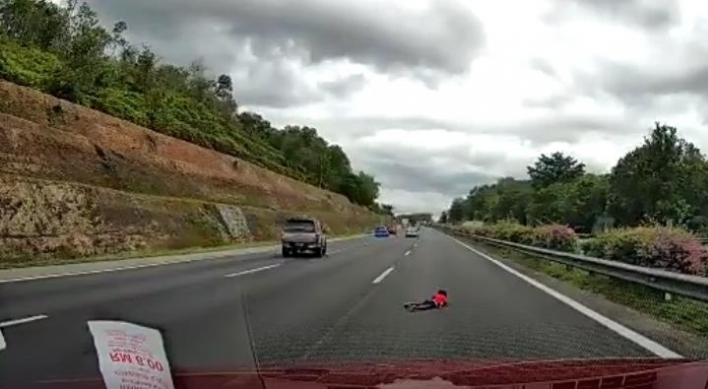 말레이시아 고속도로서 두 살배기 차창 밖 날아가 구사일생