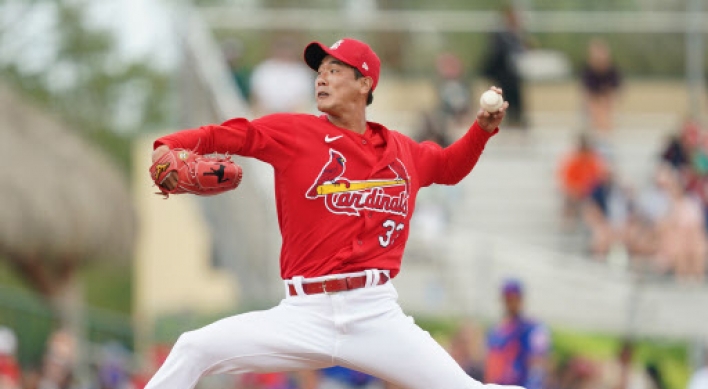 Cardinals' Kim Kwang-hyun tosses scoreless inning in spring debut