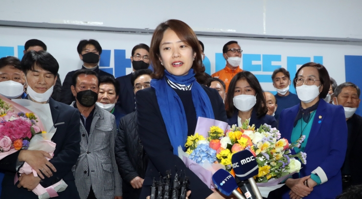 Moon’s former spokesperson defeats ex-Seoul Mayor