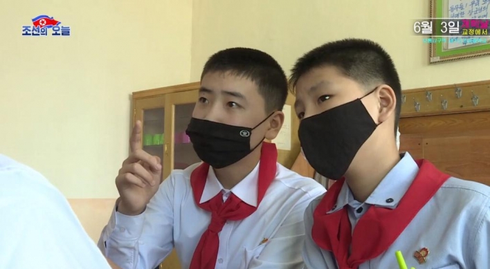 북한 중학교 개학 첫날…학생들 아디다스 마스크 착용