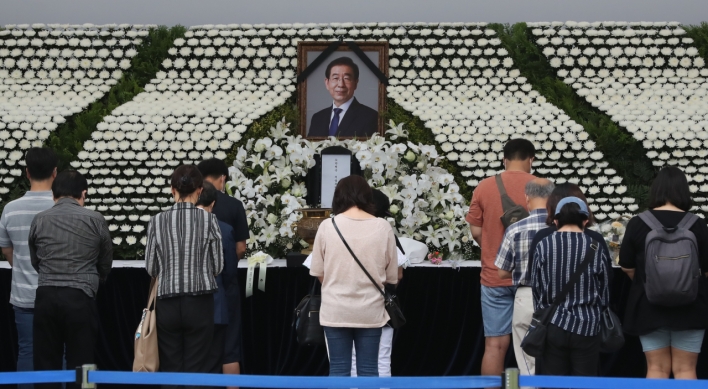 Mourning of Park marred by controversy