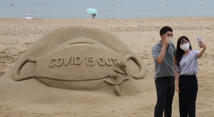 [Photo News] Haeundae’s sand sculpture wears a mask