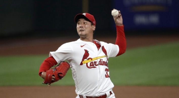 Cardinals' Kim Kwang-hyun walks tightrope for 1st MLB save