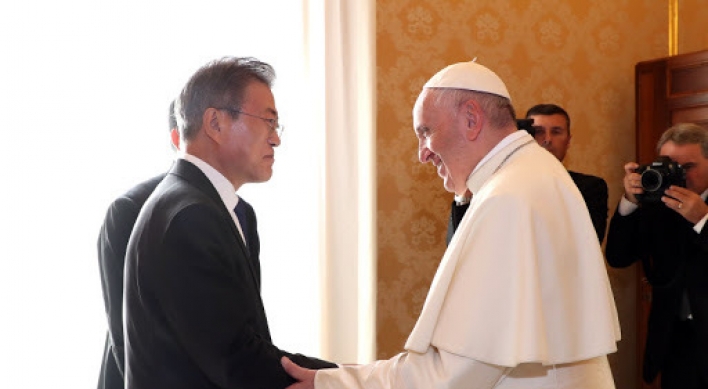 Moon receives Pope Francis' message on Korean peace