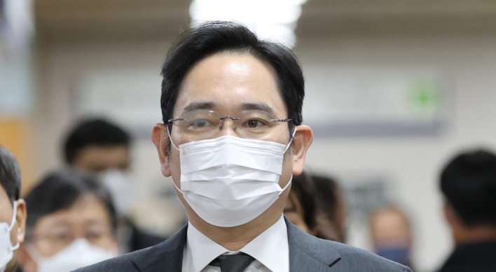 Samsung heir appears in court for bribery retrial