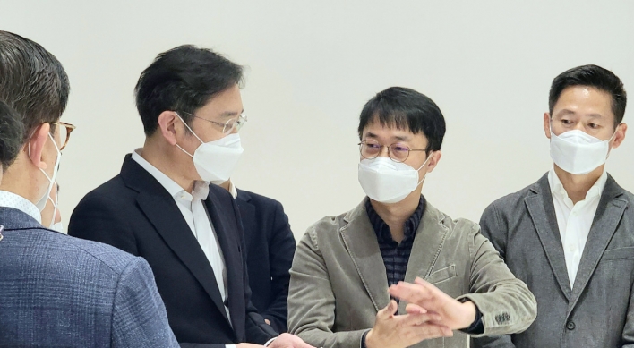 Samsung heir returns to business after father's death, convenes design strategy meeting