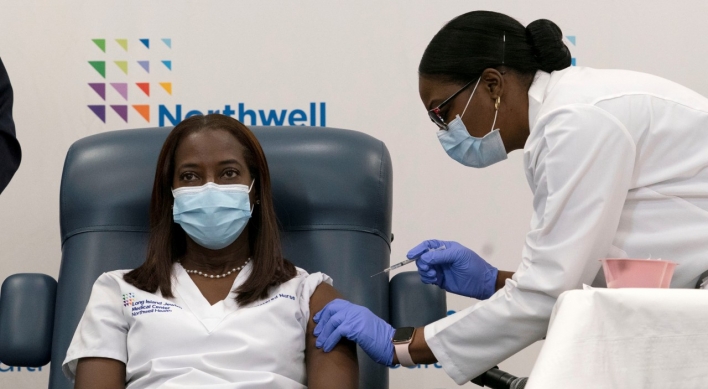 미국 첫 백신 접종은 자메이카 출신 간호사…'마스크 계속 써야'