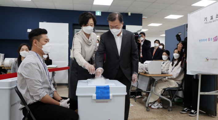 [Photo News] Early voting turnout for by-elections