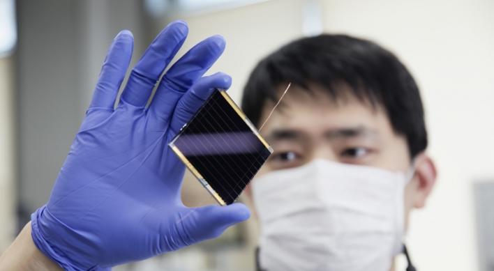 [Photo News] Korea sets yet another world record in perovskite solar cell
