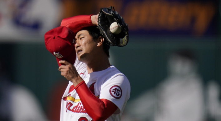 Kim Kwang-hyun shrugs off bizarre inning, puts team first in no-decision