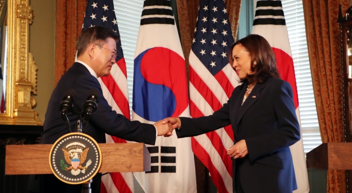 [Newsmaker] Harris under fire for wiping hand after handshake with Moon
