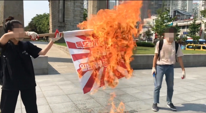 Student activists again burn Japanese flag in Seoul over Dokdo
