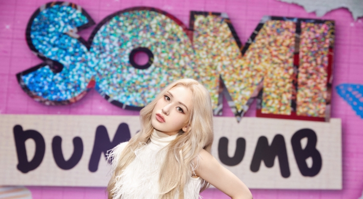 Jeon Somi returns bold and blonde in ‘Dumb Dumb’