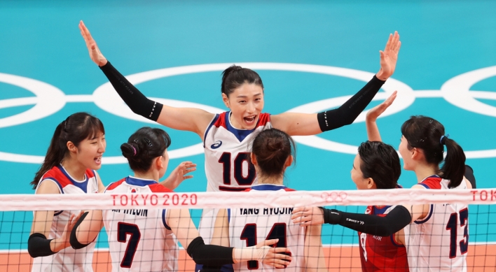 [Newsmaker] [Tokyo Olympics] Moon applauds women's volleyball team for 'touching' Olympic match