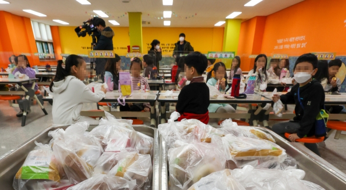 [Photo News] School cooks go on strike