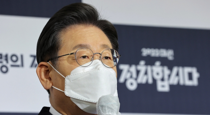 Lee Jae-myung strongly distances self from Moon Jae-in, denounces his failures