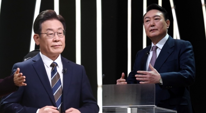 Election remains foggy with Lee, Yoon neck and neck in polls