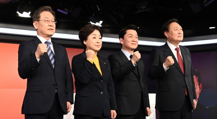 Sim emphasizes green economy; Ahn denounces signs of political revenge
