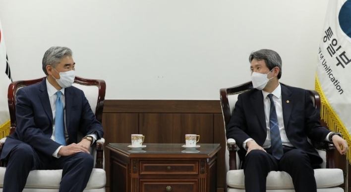 Unification minister holds talks with US nuclear envoy on N. Korea