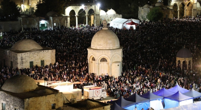 [Photo News] Palestinians pray on the holiest month of Muslim religion