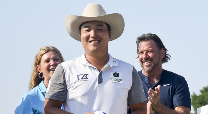 Family affair: Lee Kyoung-hoon celebrates 2nd career PGA Tour win in front of baby daughter, parents
