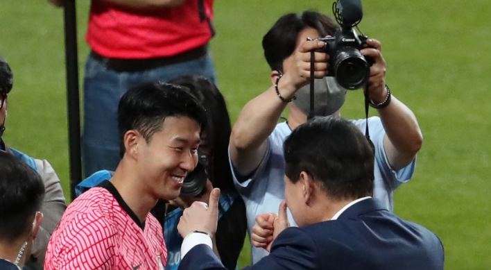 Yoon awards Son Heung-min with highest nat'l honor for sports