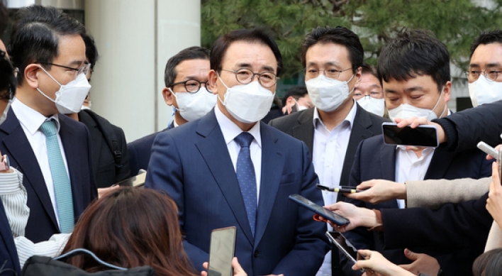 Top court clears Shinhan chief of unethical hiring claims