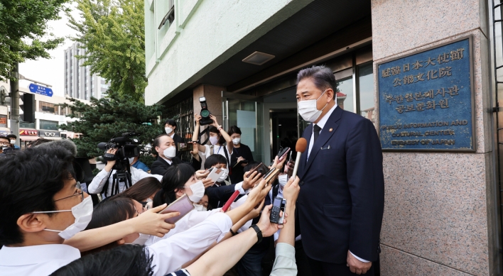 S. Korea's foreign minister pays respects to former Prime Minister Abe