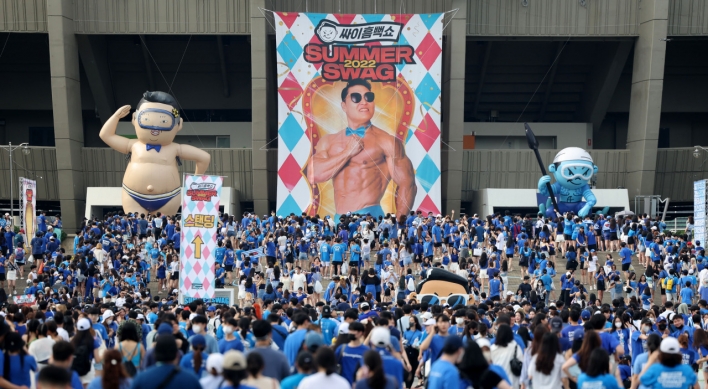 [Herald Review] 33,000 fans join Psy for summer night rave