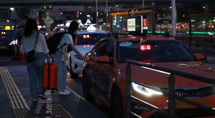 [From the Scene] Where have all the taxis gone? Seoul's taxi shortage intensifies