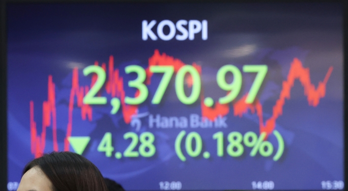 Seoul shares edge down amid recession woes