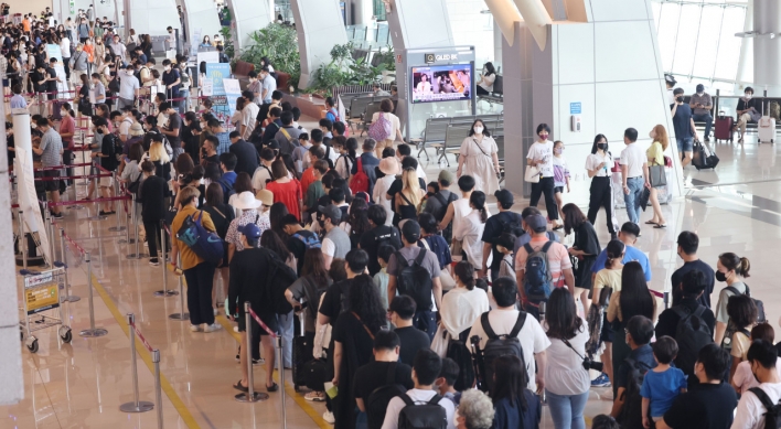 [Photo News] Hustle and bustle returns to the airport