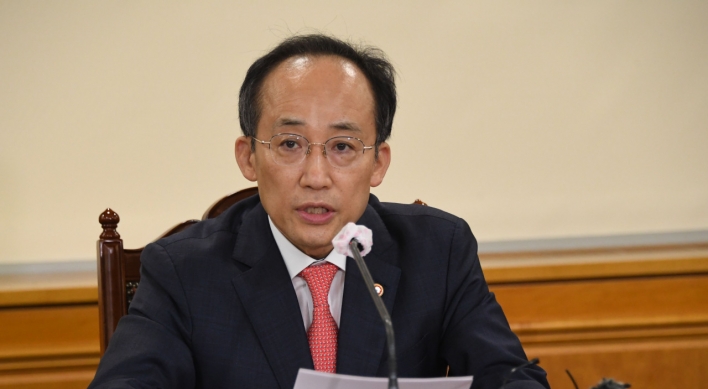 Choo says economy still solid despite won’s slide
