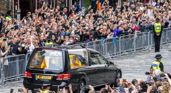 [Newsmaker] Queen Elizabeth II's coffin takes long road through Scotland