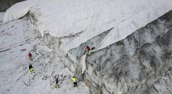[Newsmaker] Study: Heat wave led to unprecedented melt of Swiss glaciers