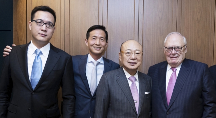 Hanwha chief, Heritage Foundation founder discuss global economy, bilateral ties